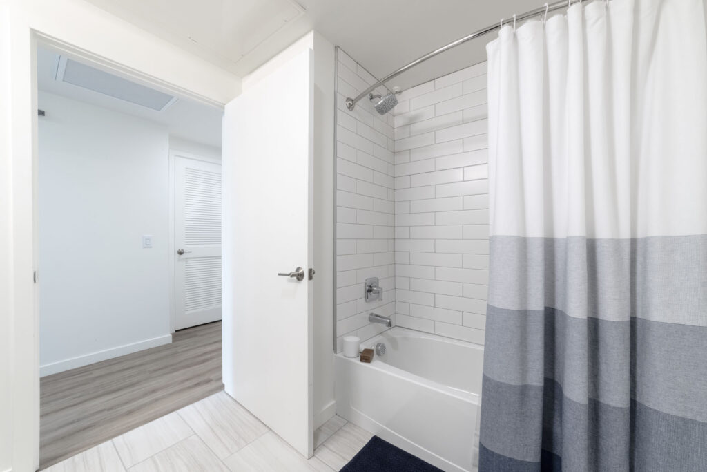 Frederic 1 bedroom 1 bath apartment bathroom Tub Shower